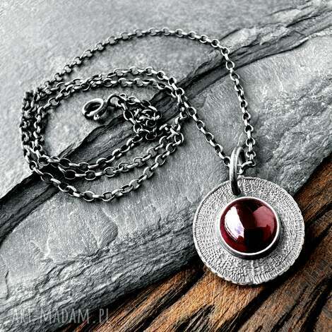 Srebrny wisiorek tribal z oksydowanego srebra 925 i granatem naturalnym Shambala