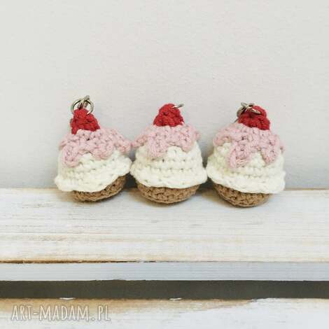 splotomaniaa breloczek zawieszka szydełkowa babeczka muffinka z wisienką