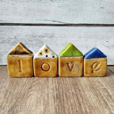 LOVE - napis miodowy z ceramiki. Zestaw 4 domków (ok. 3,5 x 4,5 cm)