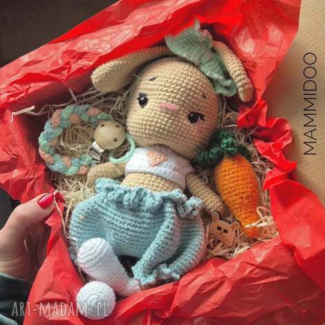 Szydełkowy króliczek przytulaczek - ręcznie robiony z marcheweczką (30 cm)