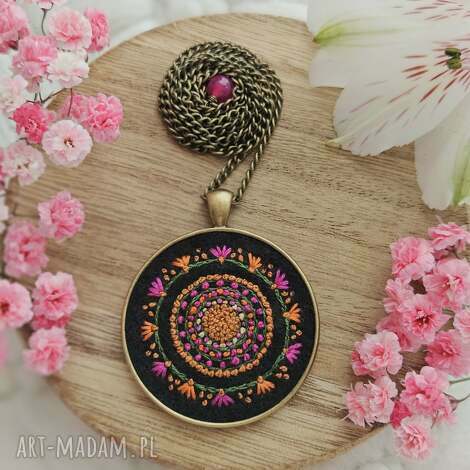Naszyjnik Mandala Boho pomarańczowo-fuksjowy z agatem - ręcznie haftowany na filcu