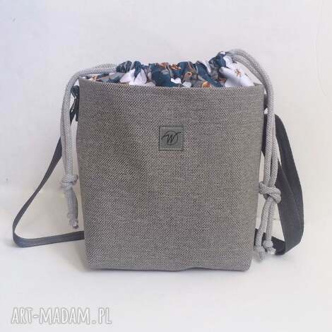 torebka kwiatowa april mini szara - kwiaty jabłoni na niebieskim tle, crossbody