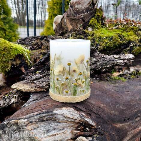 ręcznie robiona świeca botaniczna z suszonymi kwiatami zawilca, prezent na ślub