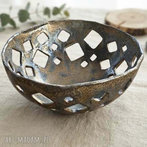 Ażurowa miska ceramiczna w metalicznym szkliwie - dekoracja domu