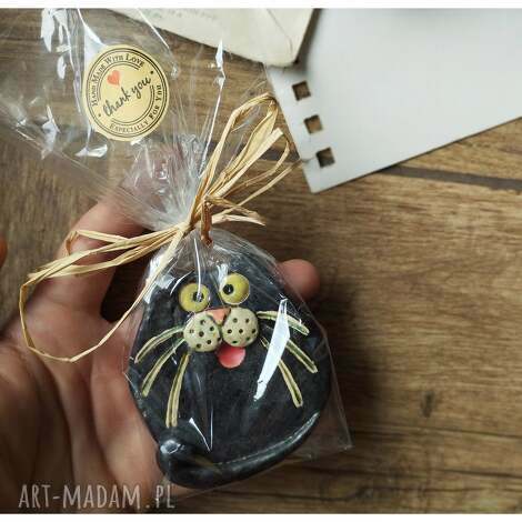 czarny kotek z ogonkiem, ceramika, kot, broszka