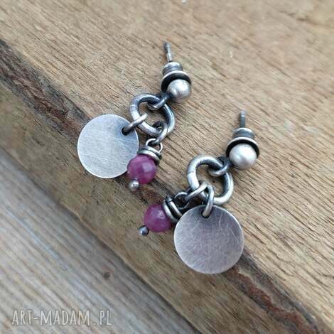 delikatne kolczyki z rubinu, srebro oksydowane