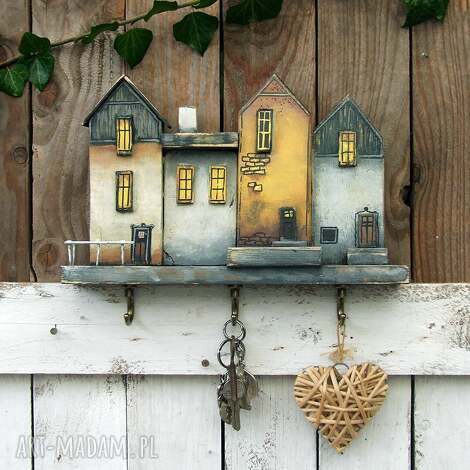 drewniany wieszak na klucze - cztery kamienice domkami malowane