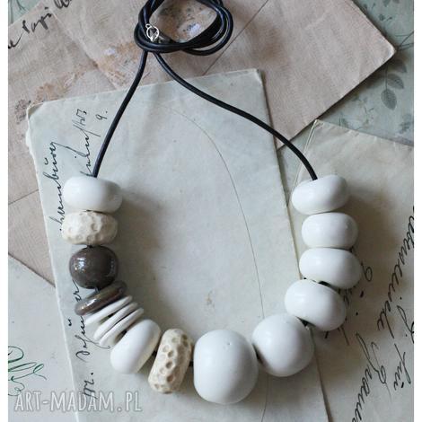 białe korale z akcentem, ceramika