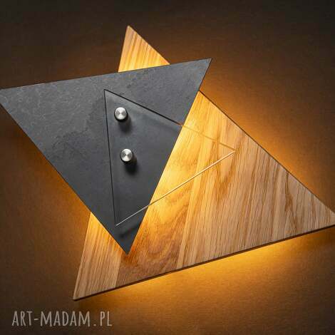 geometryczna lampa ścienna z dębu, stali i szkła model triada, trójkątna forma