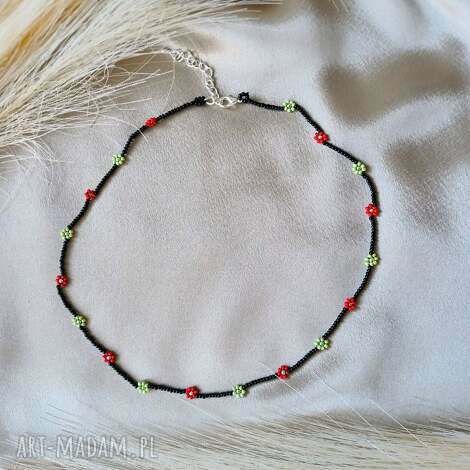 Minimalistyczny naszyjnik z koralików Kwiatki - czarny z akcentami czerwieni i zieleni, handmade