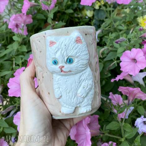 bardzo krzywy kubek ale za to z kiciusiem kotem nie idealny