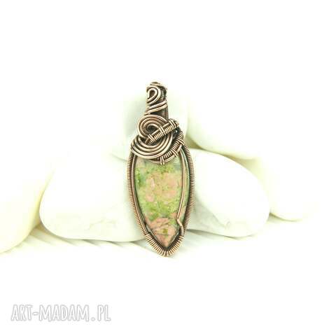 Wisiorek z unakitem - miedziany wire wrapping na prezent