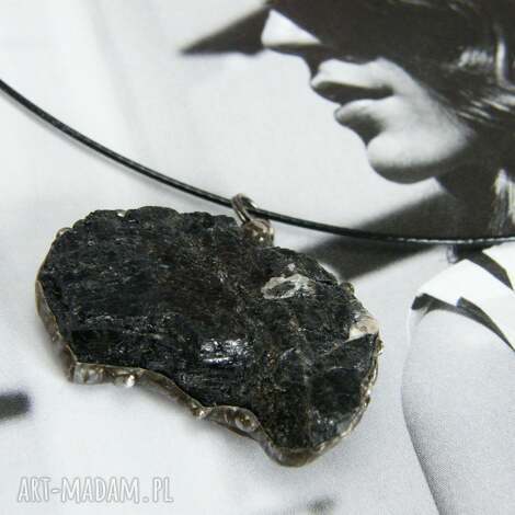 naszyjnik kamień bryłka wisiorek czarny turmalin świąteczny prezent, pod