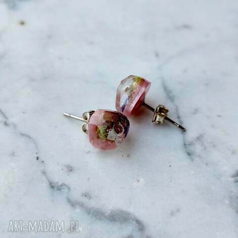 kolczyki wkrętki z żywicy epoksydowej - zamknięte w ciszy, suszone