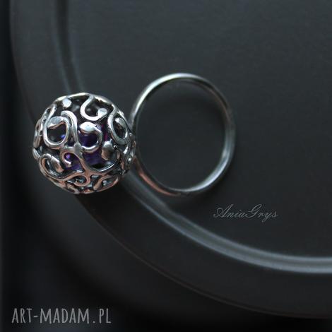 pierścionek z fiołkiem w kuleczce, kula, kulka cyrkonia srebrny