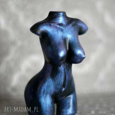 Rzeźba kobieca z gipsu: niebieska i fioletowa metaliczna figurka 10 cm