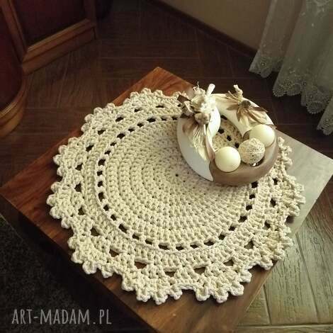 Beżowa podkładka szydełkowa na stolik 60 cm z bawełnianego sznurka - handmade