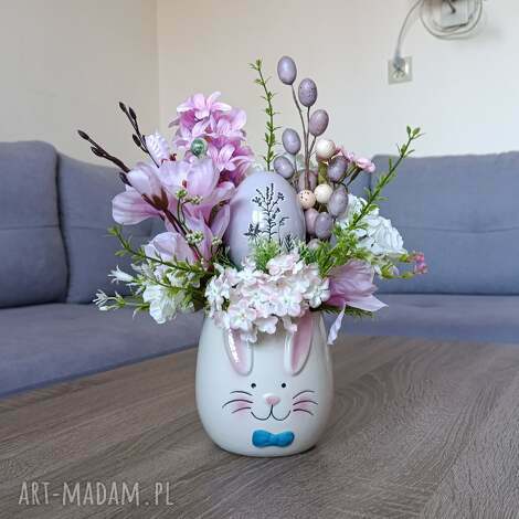 Wielkanocny stroik z ceramicznym zajączkiem - fioletowe jajko i wiosenne kwiaty do domu (31 cm)