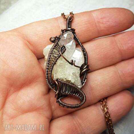 Miedziany wisiorek z kryształem górskim - wire wrapping, kryształowa szczotka m209 (handmade)