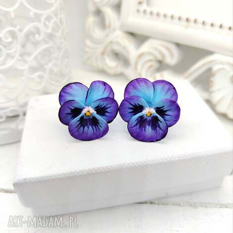 kolczyki - wkrętki z bratkami w niebiesko fioletowych odcieniach, biżuteria