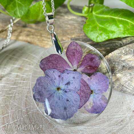 Wisiorek z kwiatami w żywicy - botaniczna biżuteria handmade