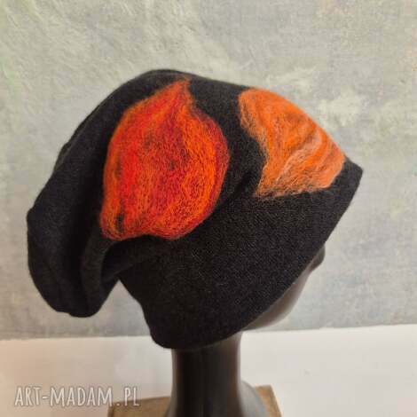 czapka wełniana filcowana zimowa czarna handmade w kwiaty na podszewce - - rozmiar