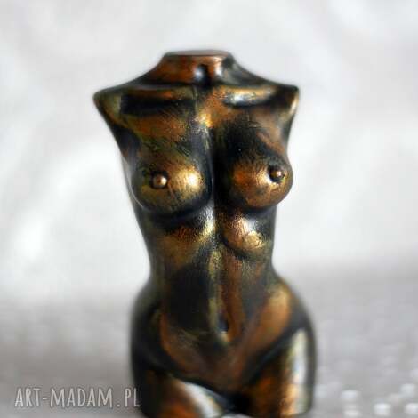Ręcznie robiona figurka kobiety z gipsu w metalicznym zielonym i złocie - wys. 9 cm