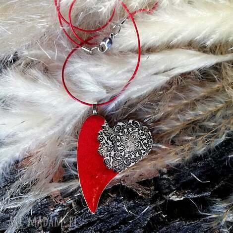 ceramiczny naszyjnik z czerwonym sercem asymetryczne serduszko vintage prezent