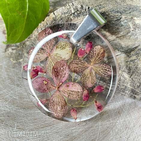 Wisiorek z suszonymi płatkami kwiatów z2064 - botaniczna biżuteria handmade w żywicy