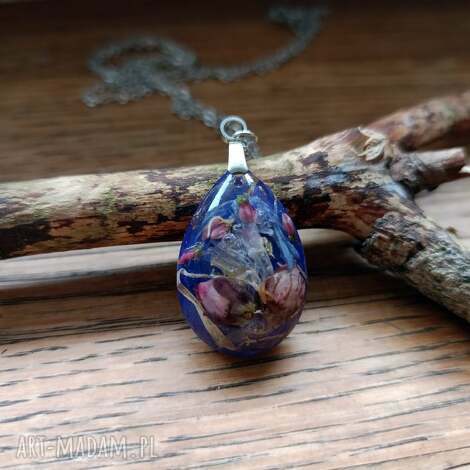 arteko komplet biżuterii z żywicy epoksydowej suszonymi kwiatami - wisiorek