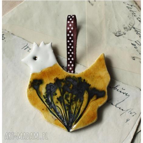 Kurka ceramiczna na tasiemce - ręcznie robiona wiosenna ozdoba 7x7 cm