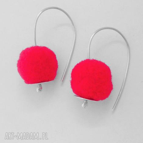 Okrąg kolczyki ze srebra 0,925 z czerwonym pomponem 13 mm (ok. 3,5 cm)