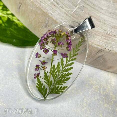 Wisiorek ze smagliczką w liściach w żywicy - fioletowa botaniczna biżuteria handmade