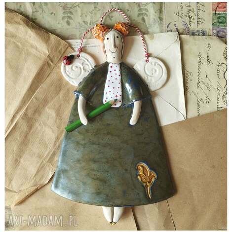 Ceramiczny aniołek z biedronką - dekoracja ścienna handmade na sznureczku