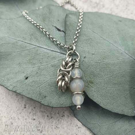 Wisiorek chainmaille z szarym i białym agatem - stal szlachetna, handmade