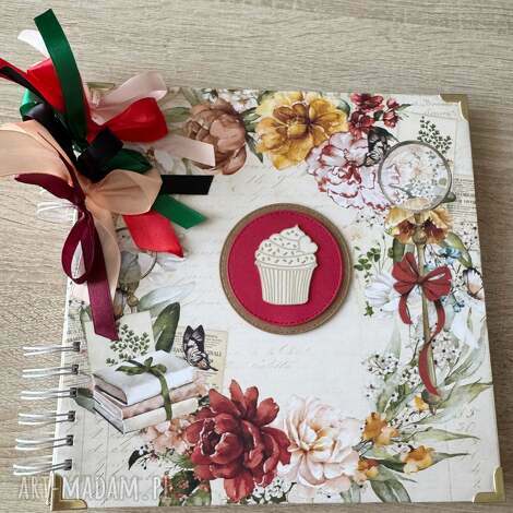 Album scrapbooking z babeczką - wieczór panieński, urodziny, ślub i imieniny 25x25