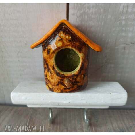 Wieszak z budką dla ptaszka na białym drewnie - ceramiczny domek handmade
