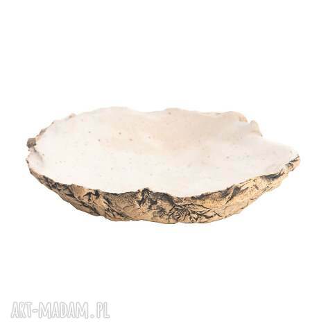 Niewielki talerzyk ceramiczny - ręcznie robiony z jasnej gliny