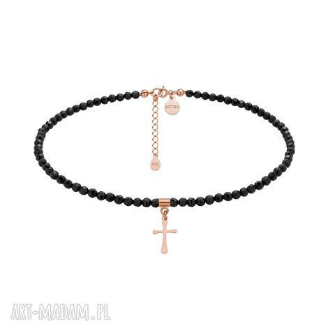 czarny choker z fasetowanego onyksu z krzyżykiem z różowego złota