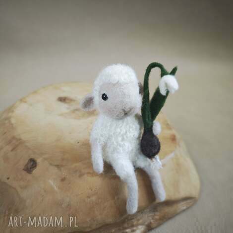 baranek z przebiśniegiem - filcowana figurka, dekoracje świąteczne, wielkanoc