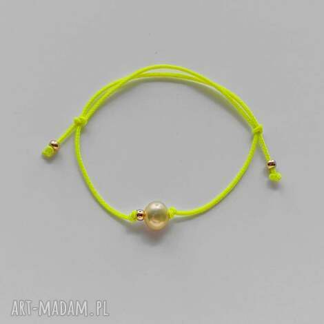 Okrągła bransoletka z perłą hodowlaną i szklanymi koralikami - żółta handmade