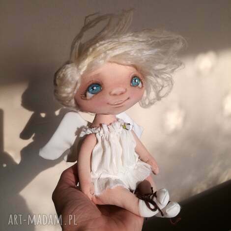Aniołek Szkrab na komodę - figurka tekstylna handmade 18 cm