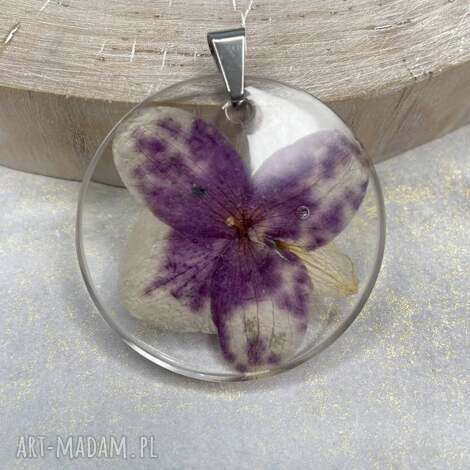 Fioletowy wisiorek z suszoną orchideą w żywicy z1768 - stal chirurgiczna