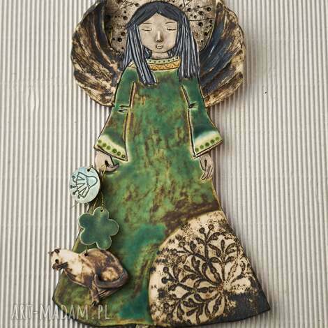 bieszczadzki anioł ceramiczny z kotkiem i kwiatami zielony anioł ceramiczny