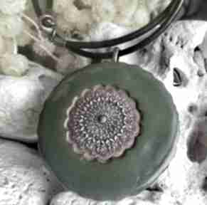 Ceramiczny zielony na rzemieniu biżuteria artystyczna artmadam naszyjniki gaia ceramika duży