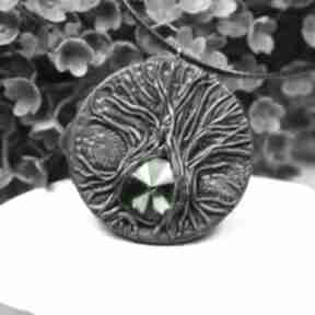 Wisiorek magic forest z motywem drzewa i zielonym kryształem wisiorki kameleon, z kamieniem