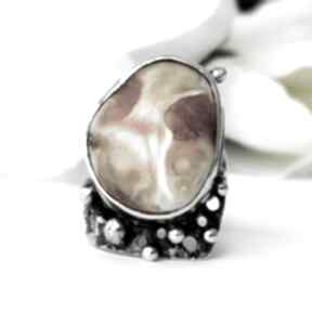 Carmel i srebrny pierścionek z bursztynem bałtyckim miechunka, metaloplastyka srebro, bursztyn