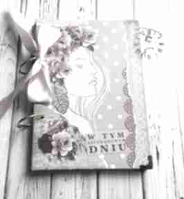 Stylowy notes pamiętnik w tym szczególnym dniu damusia róże, dziewczyna, życzenia, urodziny