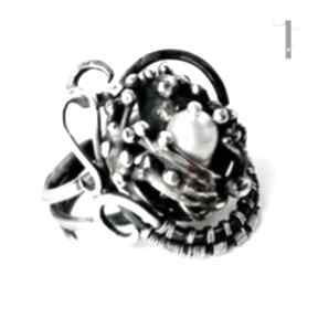 Staminibus - srebrny pierścień z perłą miechunka metaloplastyka, srebro, wirewrapping