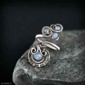 Regulowany pierścionek z agatami blue pearl art wire wrapping, miedziany z kamieniem, dla niej
